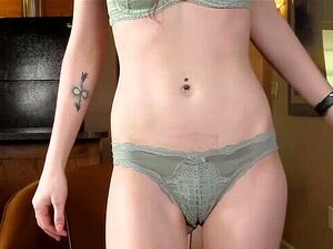 La jeune rousse Marnie chevauche un BBC dans son premier casting