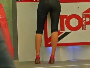 Une blonde magnifique avec un cul serré a été filmée dans le