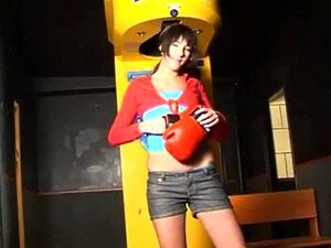 Conny est une brune chaude avec un fétiche pour le punch