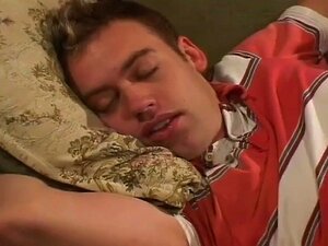 Maman trouve l'ami de son beau-fils et le réveille