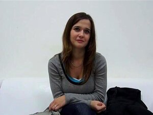 Cheveux bruns tchèques avec de gros seins naturels, Tereza est allée