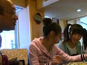 Une mignonne fille asiatique japonaise se fait baiser dans le bain,