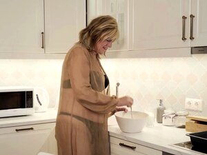 Jane Fox se dirige vers la cuisine pour faire la cuisine. Le