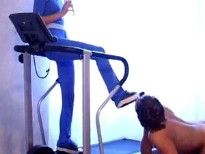 Esclave piétiné sur un tapis de course, reniflant les chaussures et