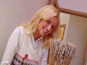 Une blonde joyeuse adore le sexe