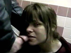 Des histoires de femmes amateurs montrent ses aventures de pipe