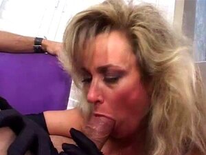 Sexy blonde mature fume et suce une bite. Belle maman blonde fume et