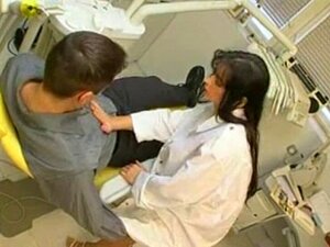 Une dentiste brune sexy fait une pipe puis baise au bureau