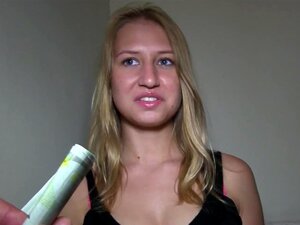 La Russe Milana Blanc suce et baise un inconnu en public pour de
