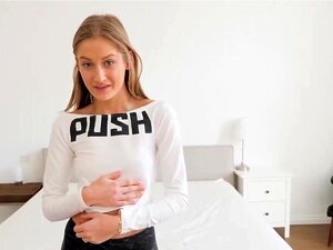 Au lieu de faire sa routine de yoga, Tiffany Tatum baise et gémit en