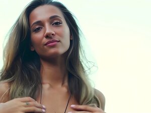 Petite MILF ukrainienne au cul parfait Sveta L Kenya en solo en plein