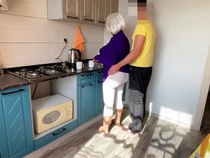 Gros cul, mature blonde platine s'est mise à genoux et a eu des