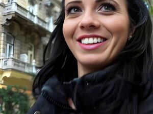 Après une courte négociation, la superbe Vicky Love comprend