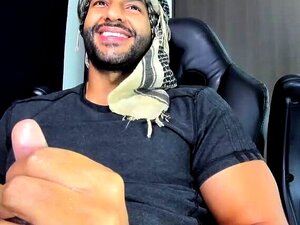 Grosse bite branlée par un gay en webcam