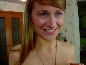 Une fille timide se fait étirer et baiser son rosebud serré