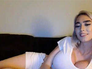 Bombe aux gros nichons se masturbe en cam