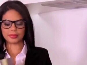 Regarde la Latina aux fesses rebondies Kesha Ortega, la bite du patron