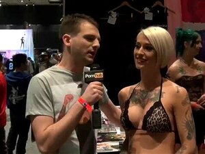 PornhubTV avec Kleio à eXXXotica 2013