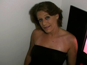 La salope de motard Red Head baise les Glory Hole Boners