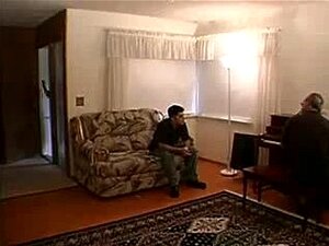 Une prof de piano mature et bien en chair se fait baiser par deux mecs