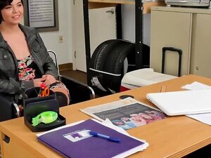 Cette brunette sait exactement comment faire plaisir à son homme.