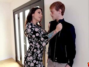 Ivy Lebelle va transformer son beau-fils en homme en glissant sa