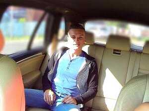 Brune chaude baise sur la banquette arrière de son taxi