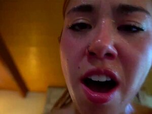 Brandi Braids gémit pendant que sa chatte ruisselle de plaisir