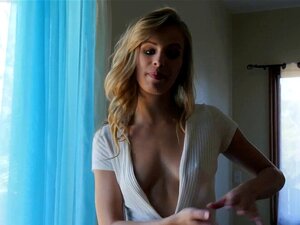 Une bombe se fout à poil en solo dans les coulisses. Une petite bombe