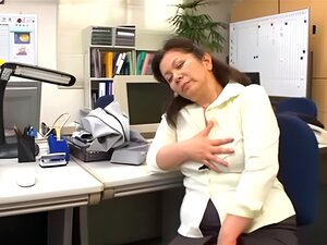 L'idole mature chic chizuru iwasaki montre son jus putz