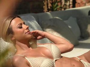 Mate ces tétons, et ces seins parfaits ! Baise-moi, la MILF blonde à