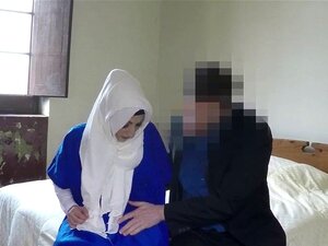 Une arabe lécheuse de cul reçoit une bouche pleine de crème. Une
