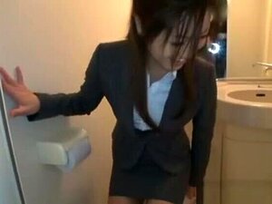 Minami Asano, une MILF asiatique coquine, baise en costume de bureau