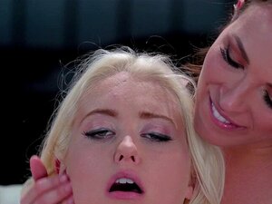 Petites mignonnes dans un plan à trois lesbien. Petites mignonnes