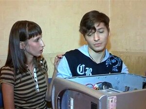 Regarde-la juste jouer avec une bite dure. Regarde-la jouer avec la