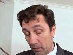 Étudiante reçoit une fessée