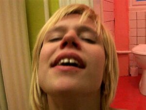 Fille maigre se masturbant