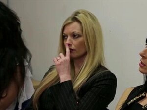 Une nana habillée humilie un idiot. Une nana habillée l'humilie avec