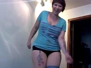 Ma femme aux cheveux courts et naturels adore baiser en anal