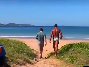 Une Milf Excitée Aux Gros Seins Se Fait Doubler Sur La Plage dans une