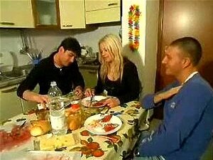 Plan À Trois Avec Une MILF Blonde