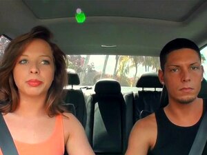 Délicieux plan à trois pour la fornication. Délices cochons en trio