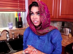 La belle salope asiatique Ada Sanchez se fait salope avec un câlin.