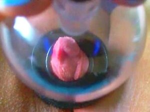 Gros plan sur une chatte qui se pompe, solo softcore