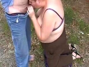 Baiser avec une femme au foyer adultère dans un parc public