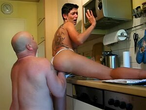 Fisting de la grosse chatte de ma femme dans la cuisine
