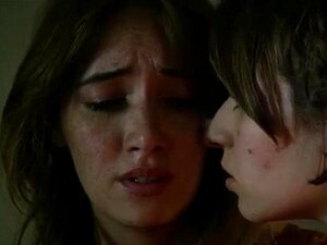 Sara Malakul Lane nue, déshabillée jusqu'à la taille, sexe et