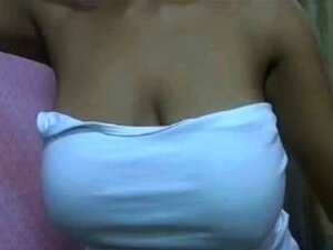 Babe de cam avec des seins énormes