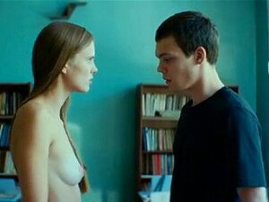 Aleksandra Revenko nue - Muchenik 2016. Aleksandra Renenko est ici vue