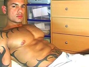 Comment branler une grosse bite d'un mec de football!